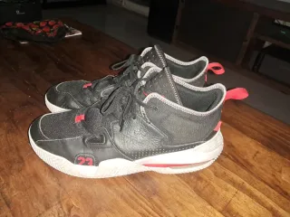 Zapatillas Jordan Negras y Rojas