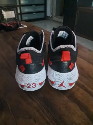 Zapatillas Jordan Negras y Rojas