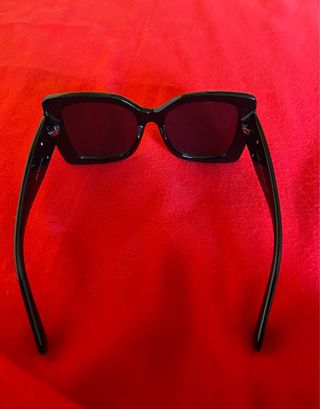 Gafas de sol Chanel negras y doradas