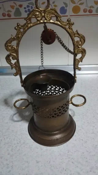 Antiguo pozo decorativo de latón