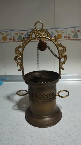 Antiguo pozo decorativo de latón