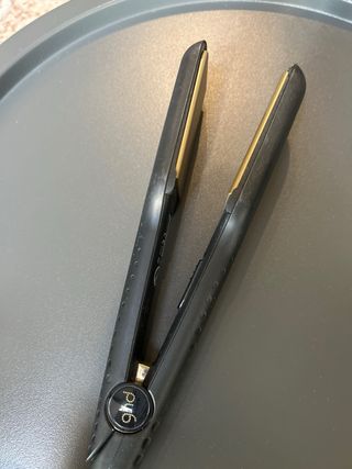 Planchas de pelo GHD negras y doradas