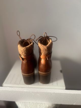 Botín de cuero marrón con cordones