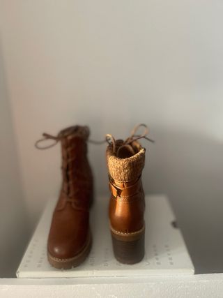 Botín de cuero marrón con cordones