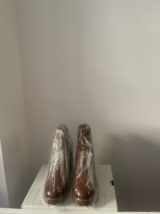 Botín de cuero marrón con cordones