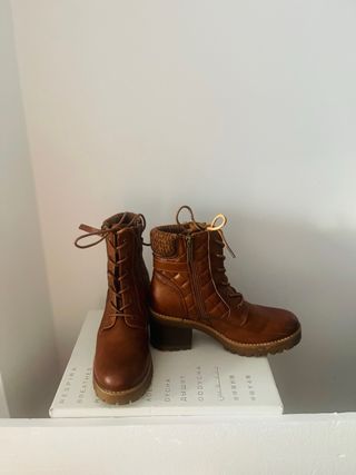 Botín de cuero marrón con cordones