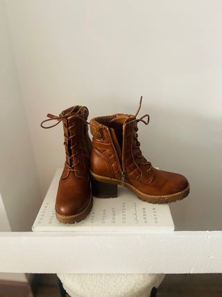 Botín de cuero marrón con cordones