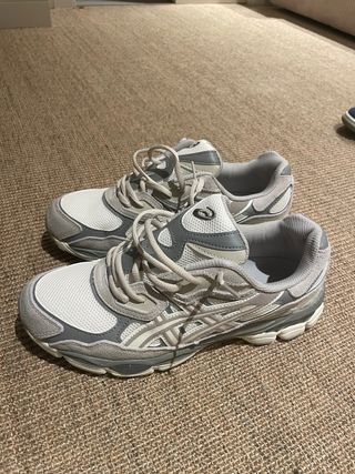 Zapatillas ASICS grises y blancas