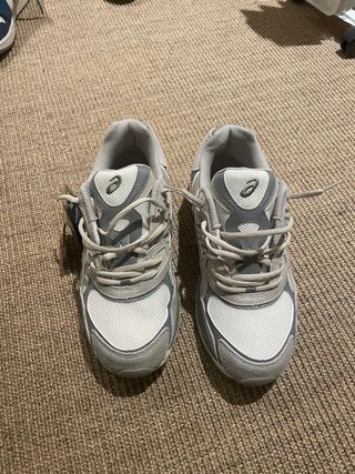 Zapatillas ASICS grises y blancas