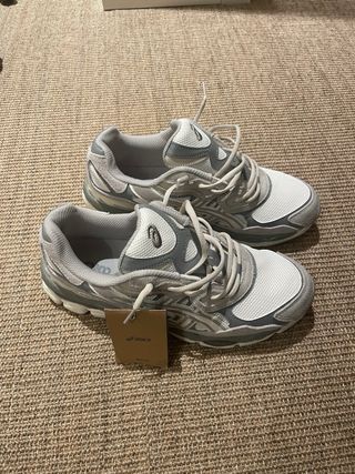 Zapatillas ASICS grises y blancas