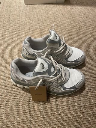 Zapatillas ASICS grises y blancas