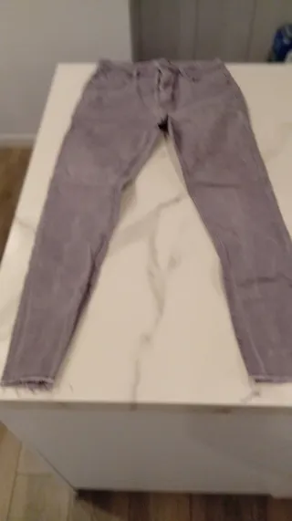 Pantalón pitillo tejano morado