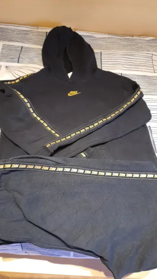 Chándal Nike Negro y Dorado Niño. De 158cm a 170cm