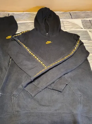 Chándal Nike Negro y Dorado Niño. De 158cm a 170cm