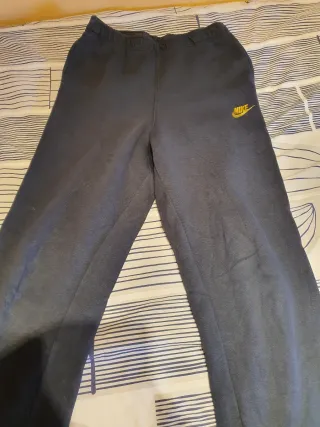 Chándal Nike Negro y Dorado Niño. De 158cm a 170cm