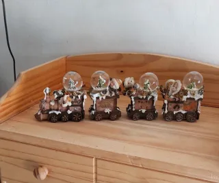 Trenino natalizio con globi d'acqua