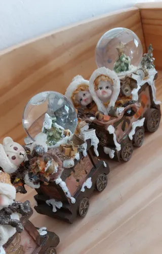 Trenino natalizio con globi d'acqua