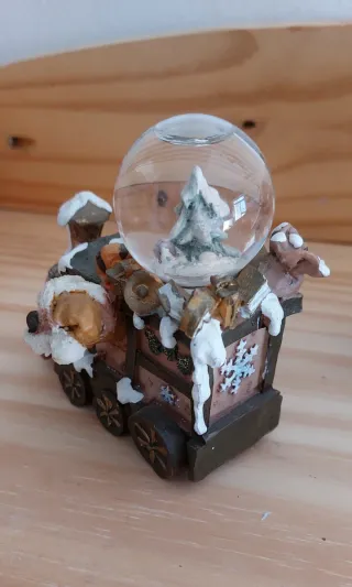 Trenino natalizio con globi d'acqua