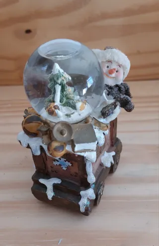 Trenino natalizio con globi d'acqua