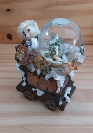 Trenino natalizio con globi d'acqua