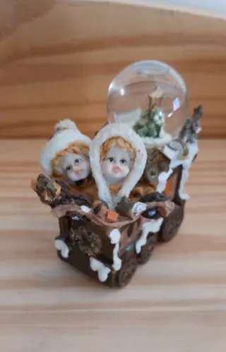 Trenino natalizio con globi d'acqua