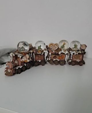 Trenino natalizio con globi d'acqua