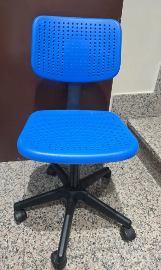Silla de escritorio azul y negra