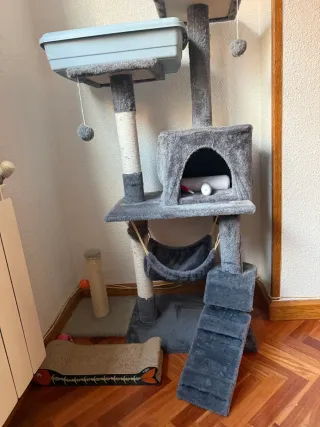 Casita para gatos con rascador y hamaca