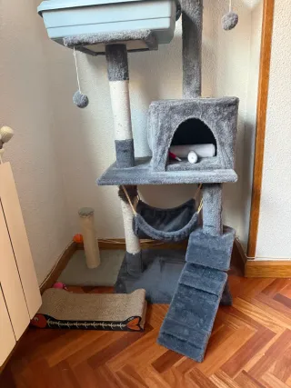 Casita para gatos con rascador y hamaca