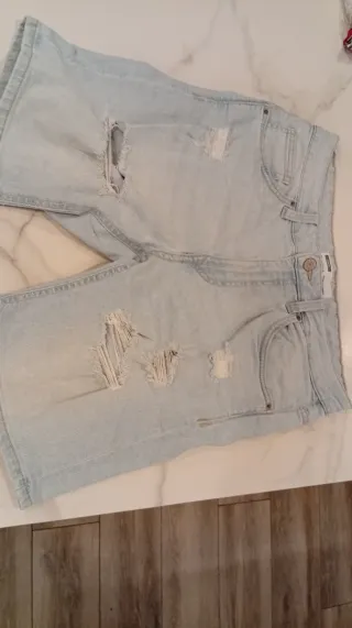 Vaqueros cortos rotos cada pantalón 5€ oferta3 12€