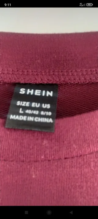 Vestido burdeos con detalles en manga