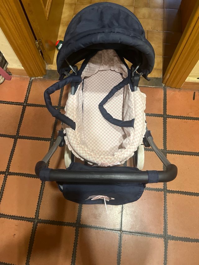 Coche de muñecas azul la niña