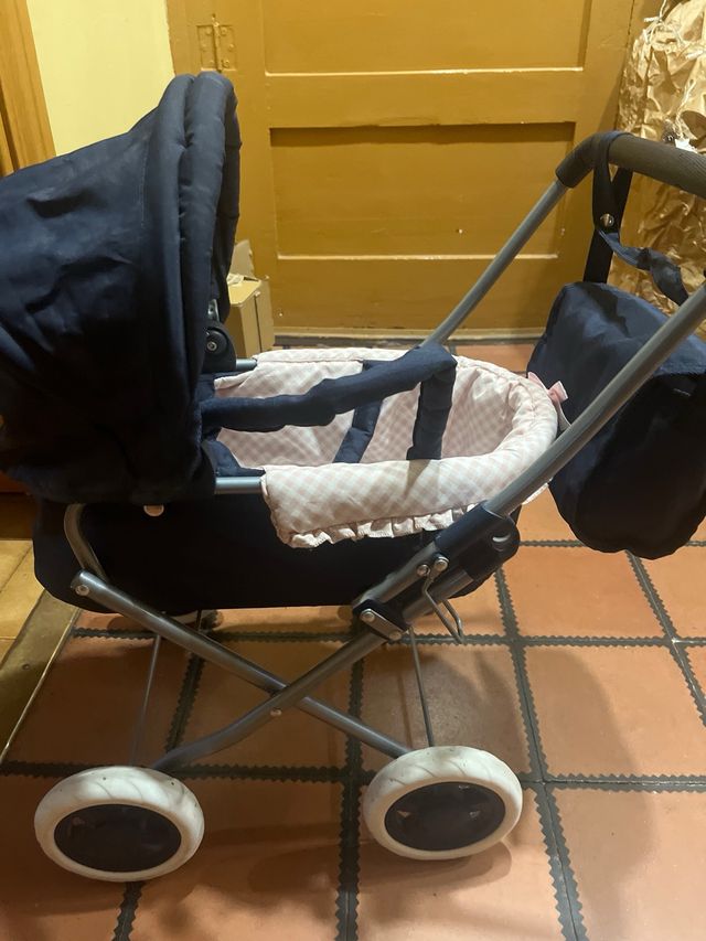 Coche de muñecas azul la niña