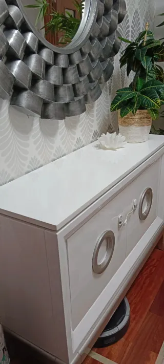 Mueble recibidor blanco y plateado