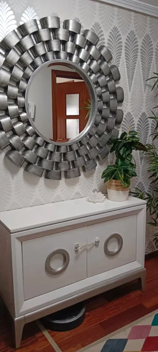 Mueble recibidor blanco y plateado