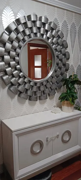 Mueble recibidor blanco y plateado