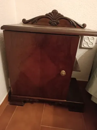 Mesitas antiguas de madera