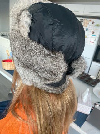 Gorro de piel negro y gris