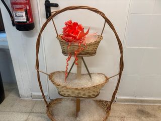 Cesta de mimbre de 3 niveles con lazo
