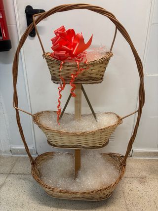 Cesta de mimbre de 3 niveles con lazo