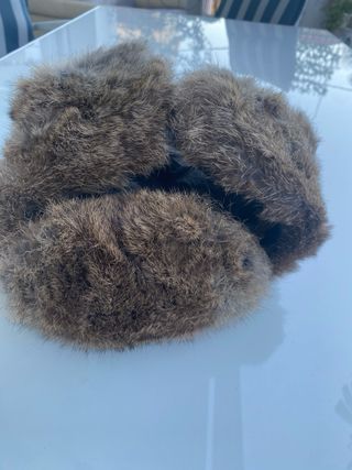 Gorro de piel negro y marrón