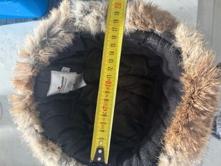 Gorro negro con piel de conejo marrón