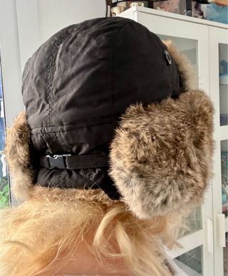 Gorro negro con piel de conejo marrón