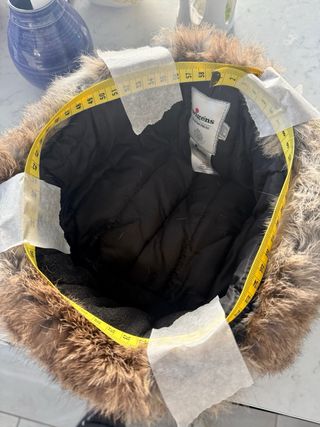 Gorro negro con piel de conejo marrón