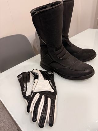 Botas moto y guantes