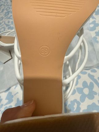 Sandalias blancas tacón cuadrado