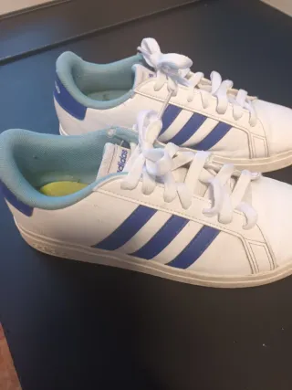 Zapatillas Adidas Blancas y Azules número 38 y 2/3