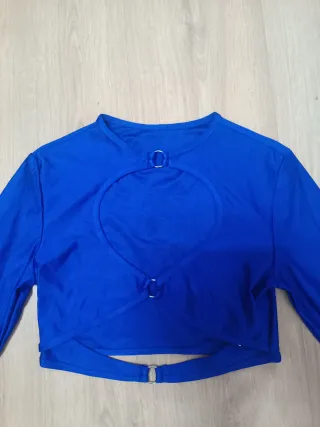 Top corto azul con aberturas