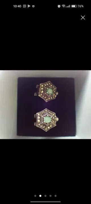 Pendientes hexagonales con piedra verde, de plata.