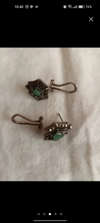 Pendientes hexagonales con piedra verde, de plata.